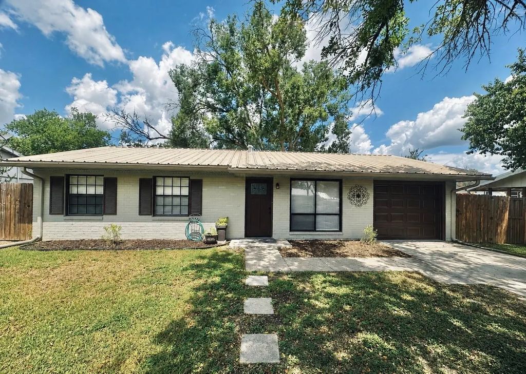 308 W Clayton, Cuero