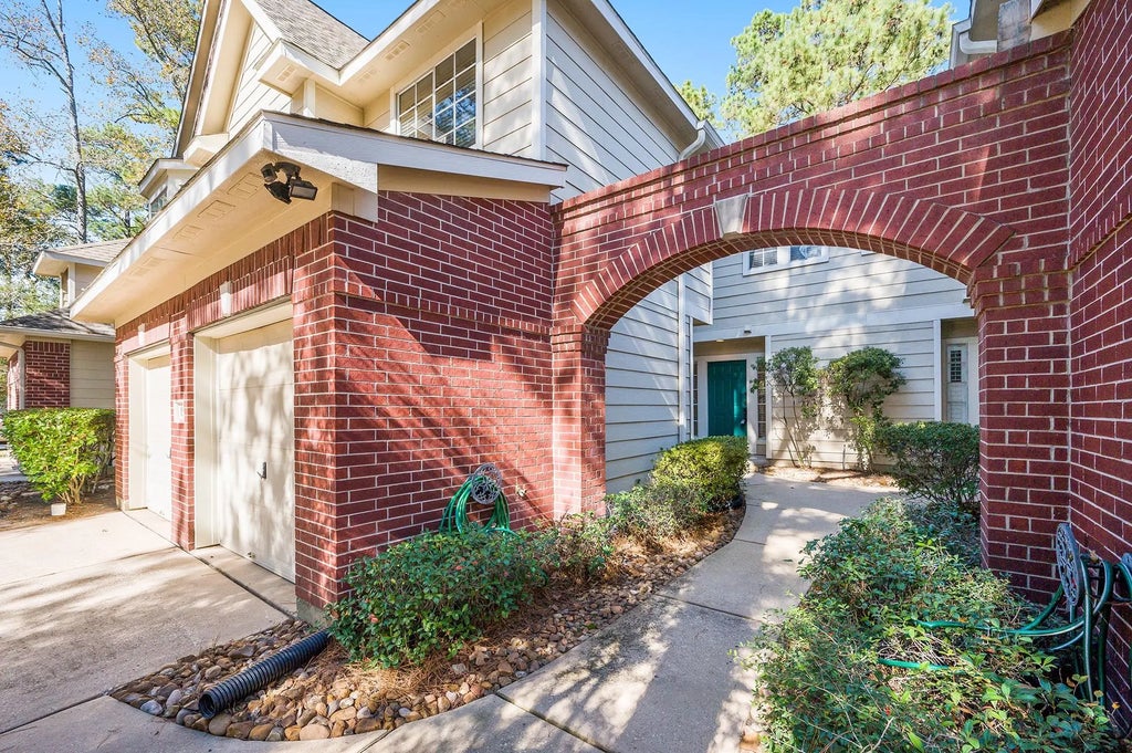158 N Magnolia Pond Place 158e, The Woodlands
