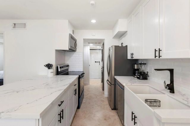2750 Holly Hall Street 1111, Houston