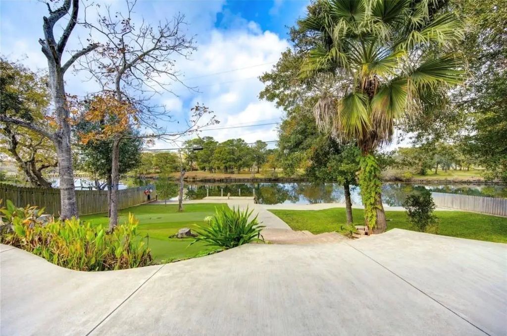 303 Old Bayou Drive, Dickinson