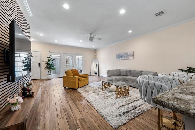 660 Wilcrest Drive 660, Houston