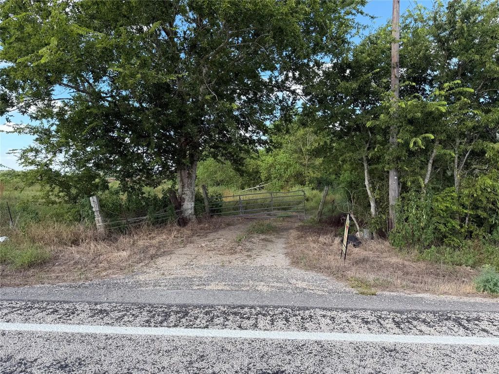 Fm 102, Eagle Lake