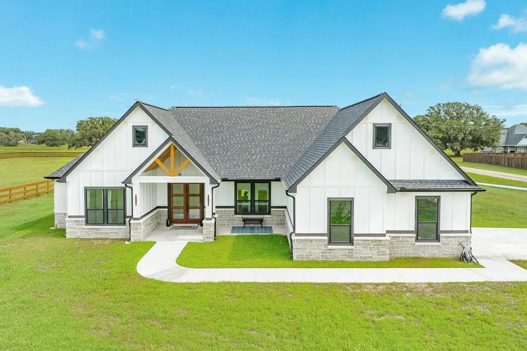 1208 Quarter Horse Trail, Angleton