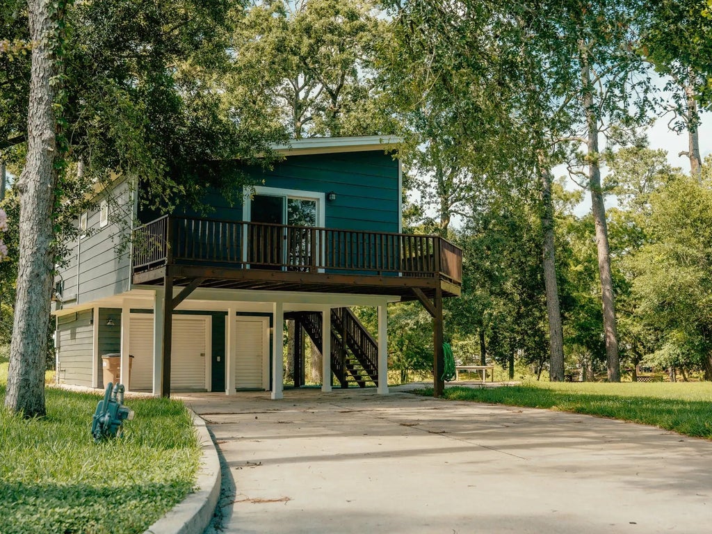 1115 Magnolia Terrace Circle, Dickinson