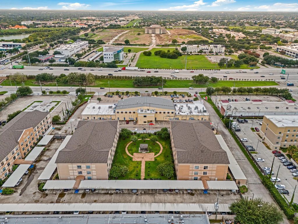 6611 W Sam Houston Parkway S 1e, Houston