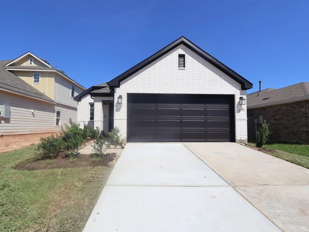 613 Falling Cave Drive, Willis