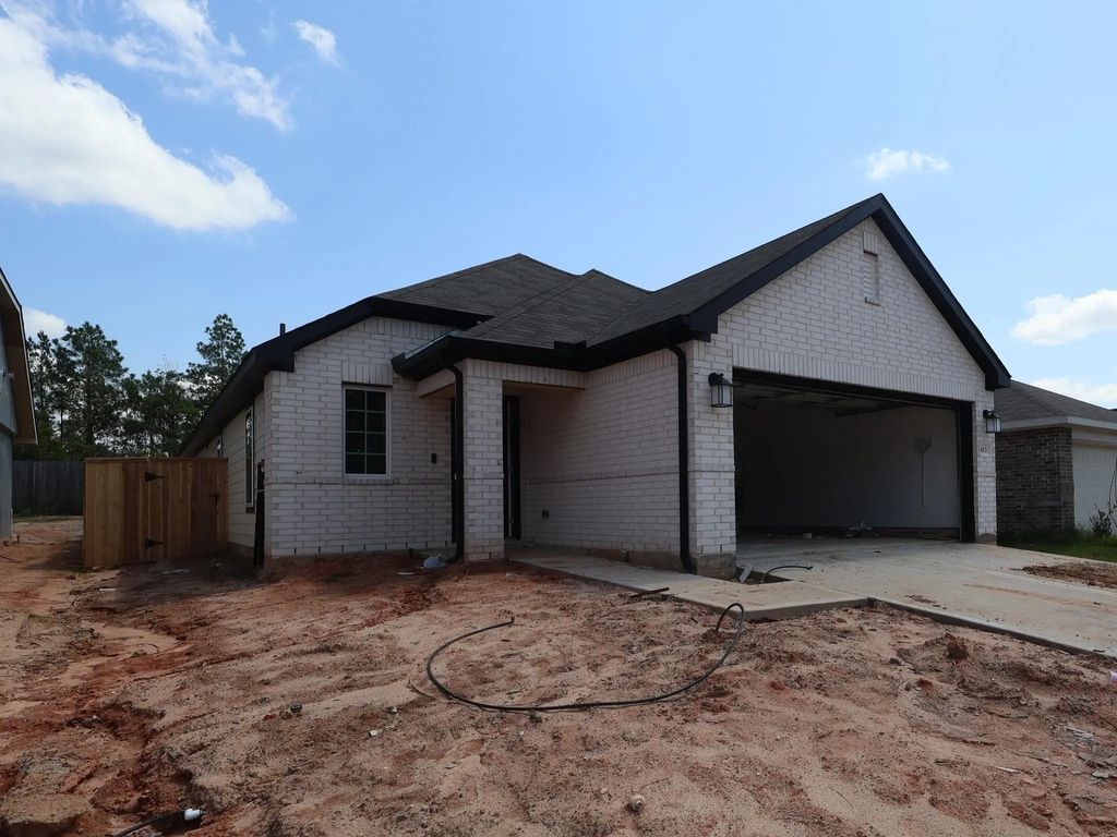 613 Falling Cave Drive, Willis