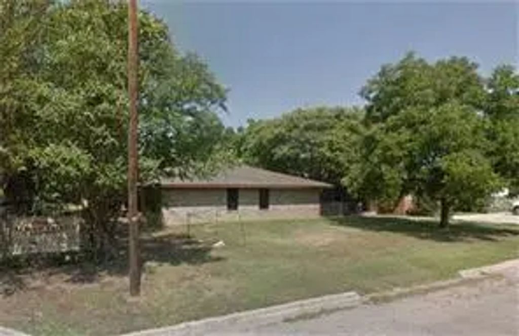 1100 N Crockett, Cameron