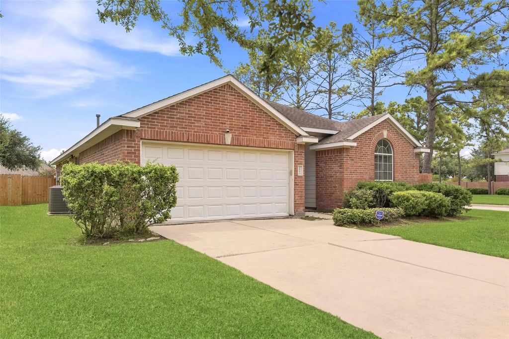 2002 Roaring Springs Drive, Pearland