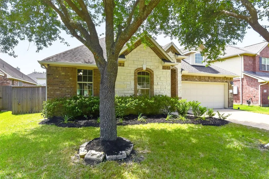 2203 Summit Pass Lane, League City