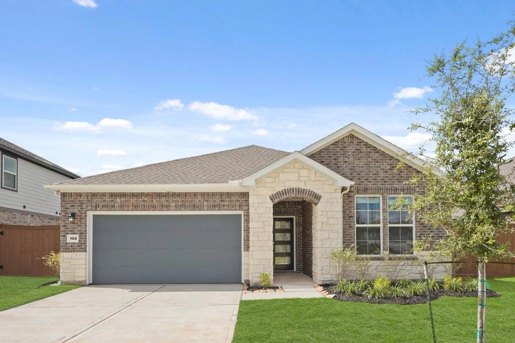 102 Water Grass Trail, Clute
