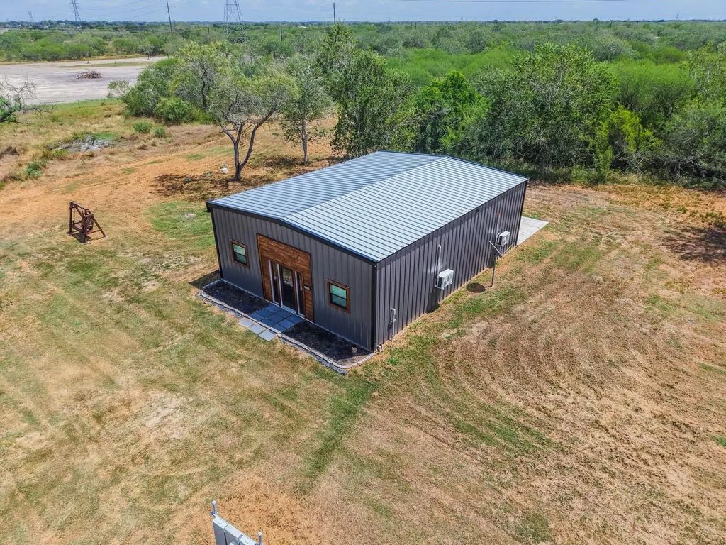 1543 Fm 446, Victoria