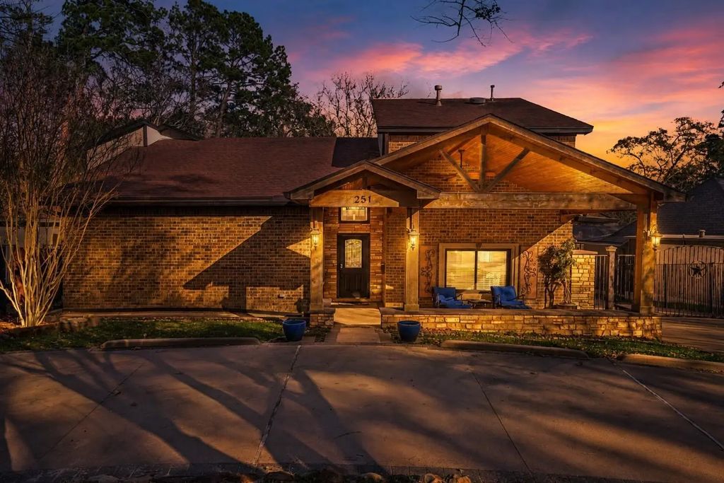 251 Springs Edge Drive, Conroe