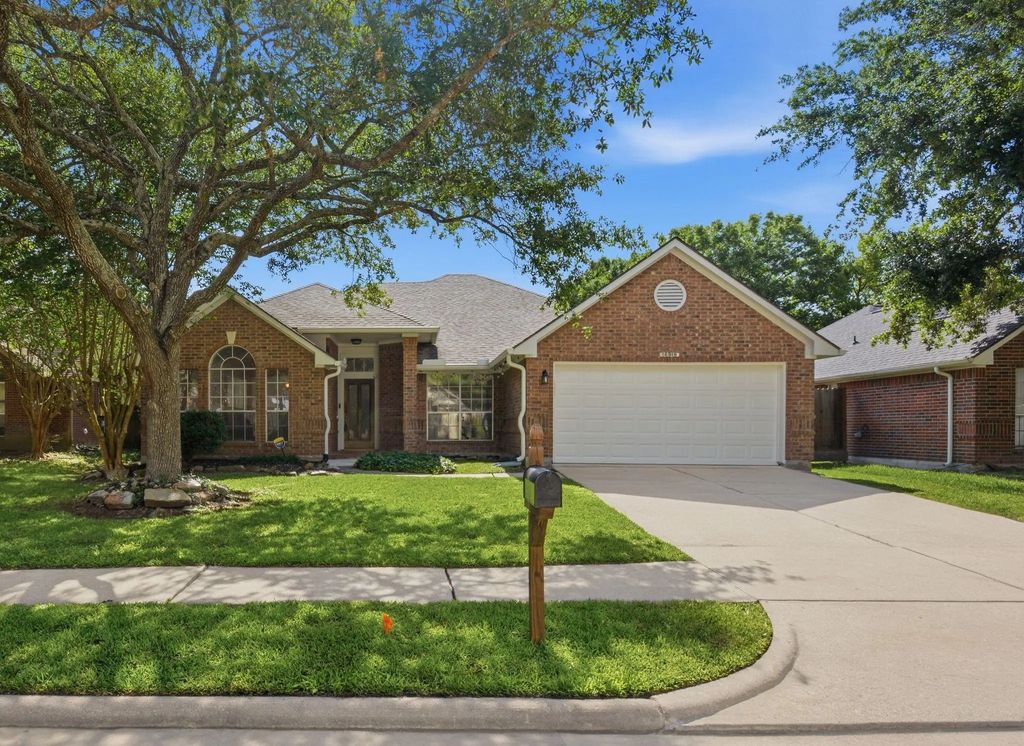 16918 Serenity Cove Circle, Friendswood