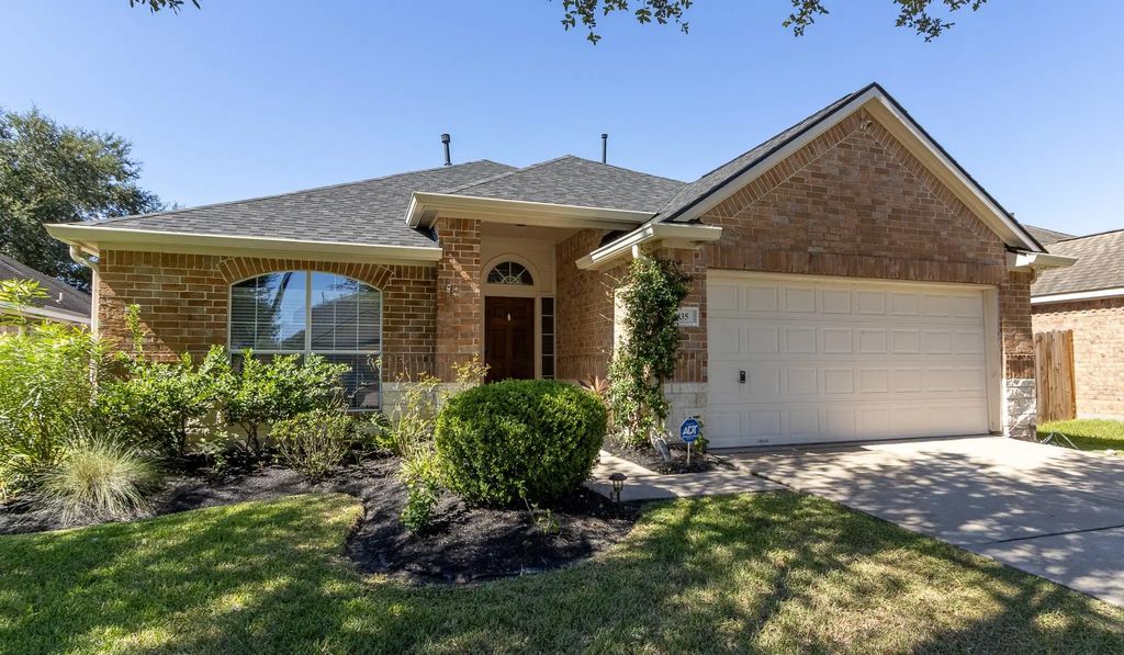 435 Sandstone Creek Lane, Dickinson