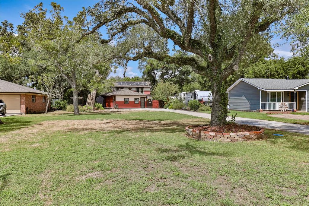 56 Leeder Court, Lake Jackson