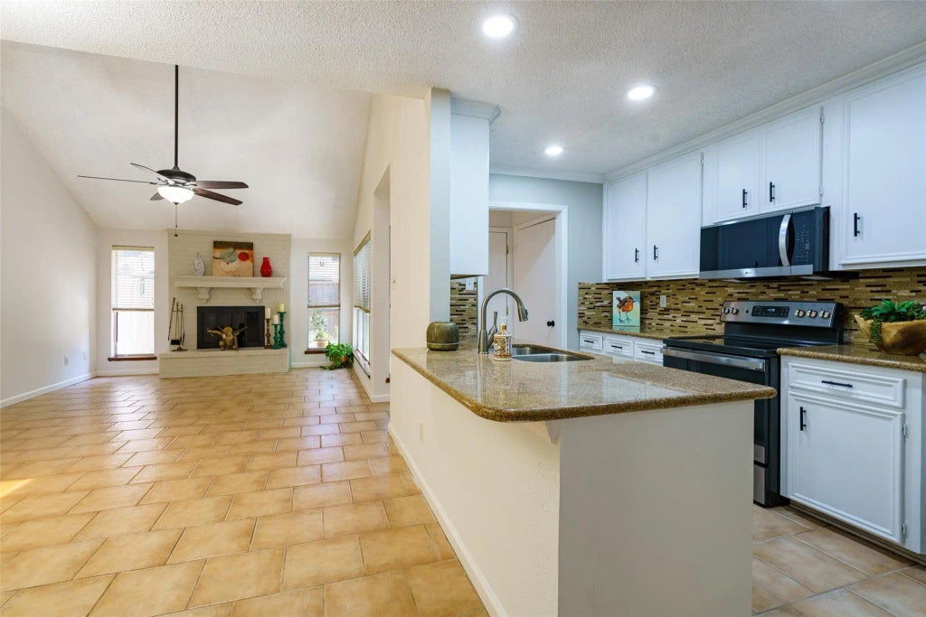 13835 Hollowgreen Drive, Houston