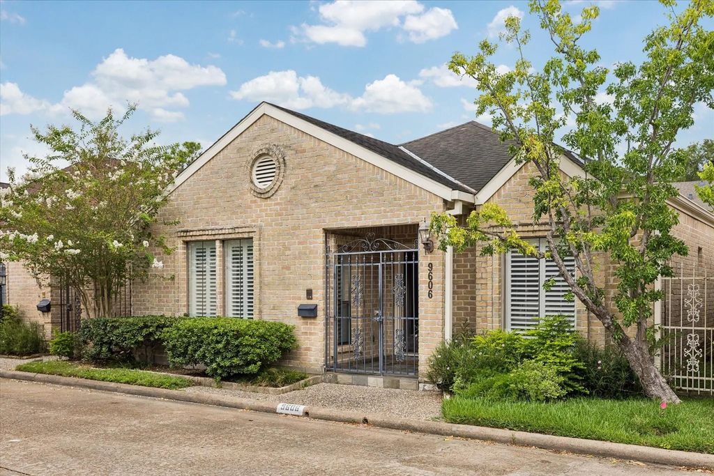 9606 Bayou Brook Street, Houston