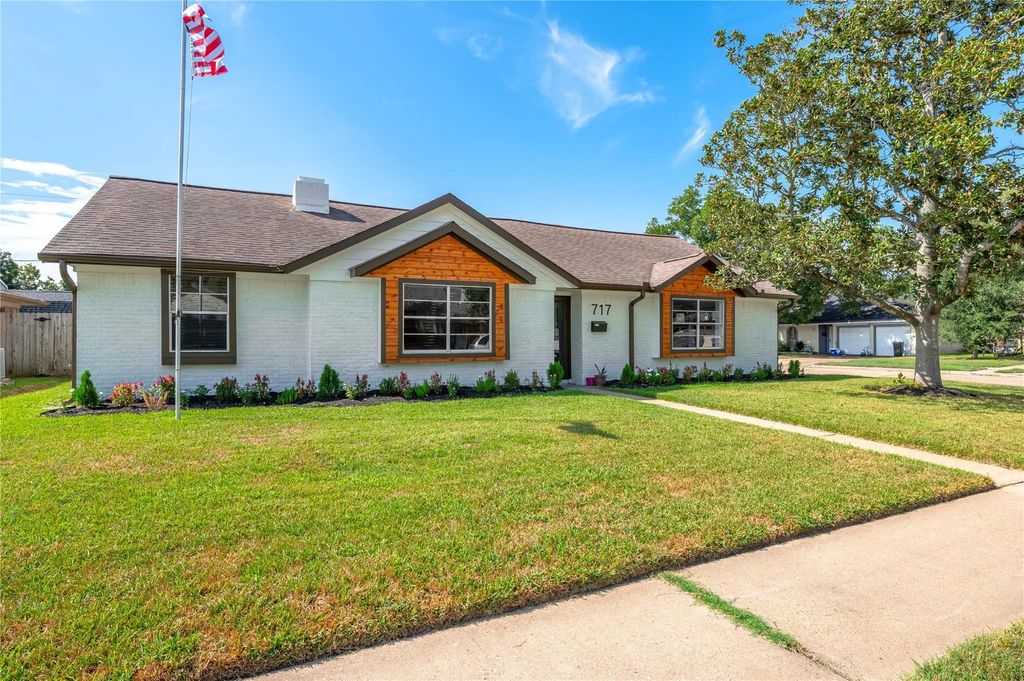 717 Yale Lane, Deer Park