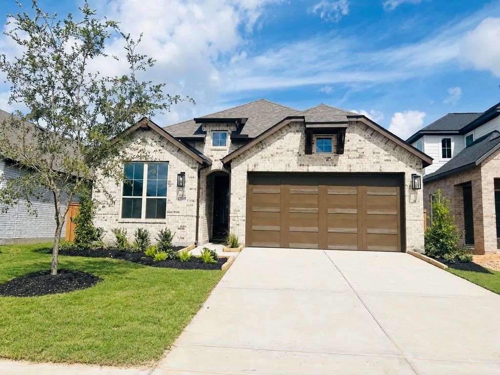 17915 Oakwood Stream Drive, Webster