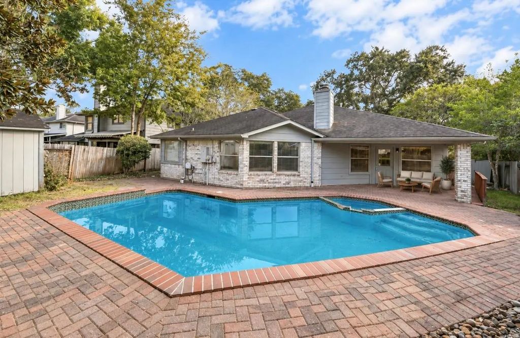 223 W New Meadows Drive, Sugar Land