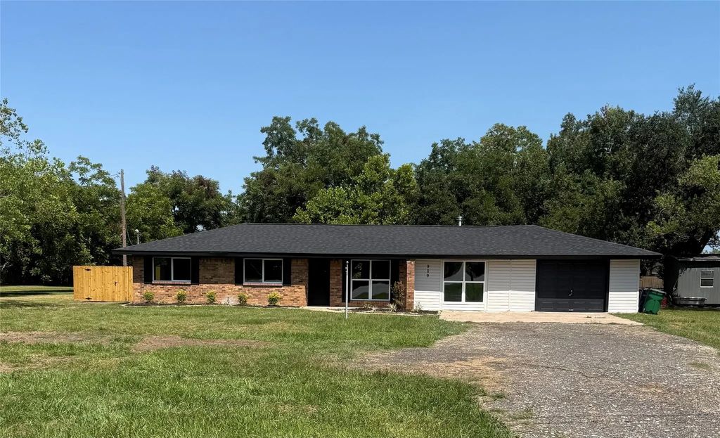 909 S Downing Road, Angleton