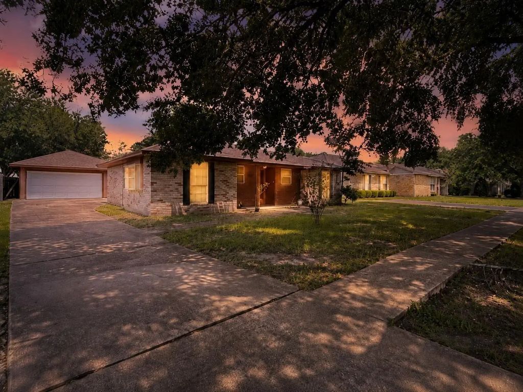 6902 Feather Creek Drive, Houston