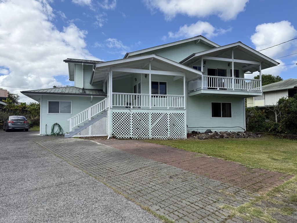 879 Waianuenue Ave, Hilo