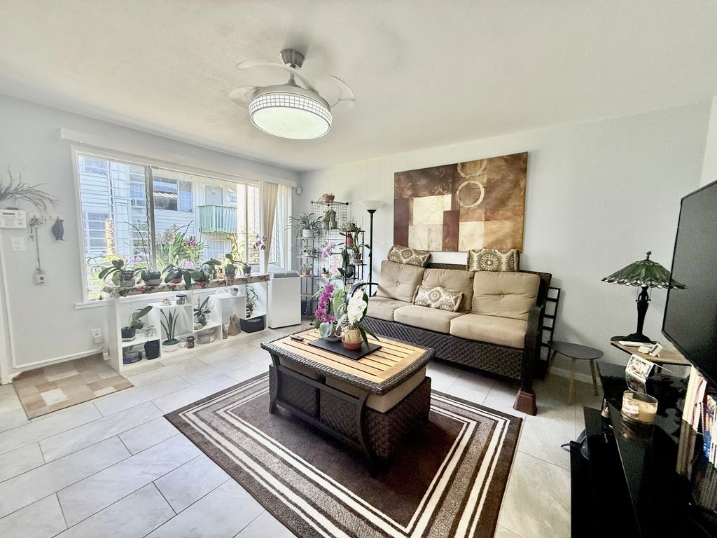 485 Waianuenue Ave 142, Hilo