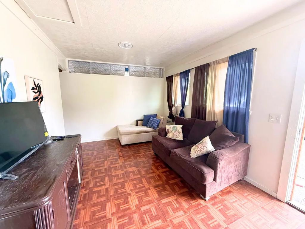 1172 Kawailani St, Hilo