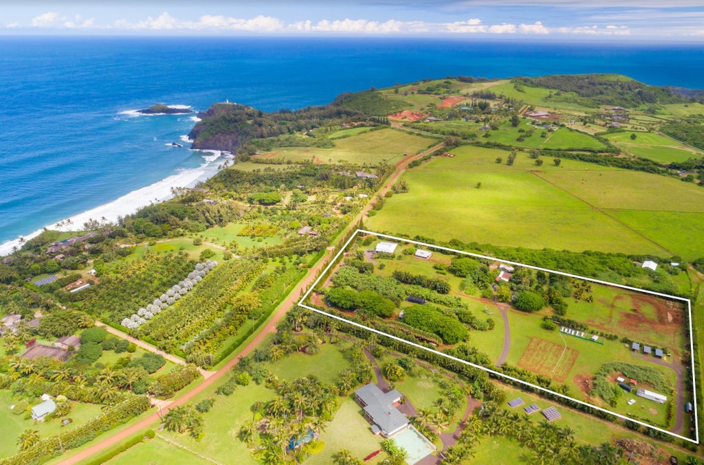 2671 Kauapea Rd, Kilauea