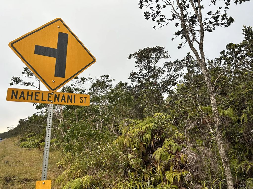 Nahelenani St, Volcano