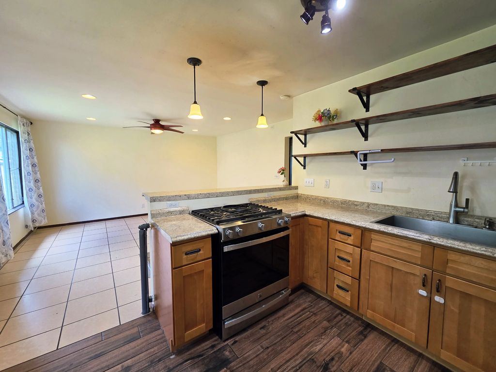 485 Waianuenue Ave 117, Hilo