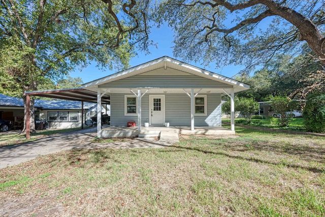 Residential Real Estate for Sale located in the neighborhood of Kingsland Cove, on Lake LBJ in the city of Kingsland, TX