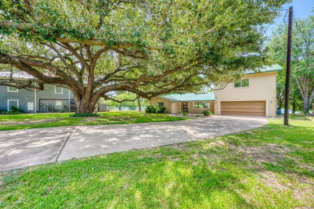 1704 Bluebonnet Lane, Kingsland