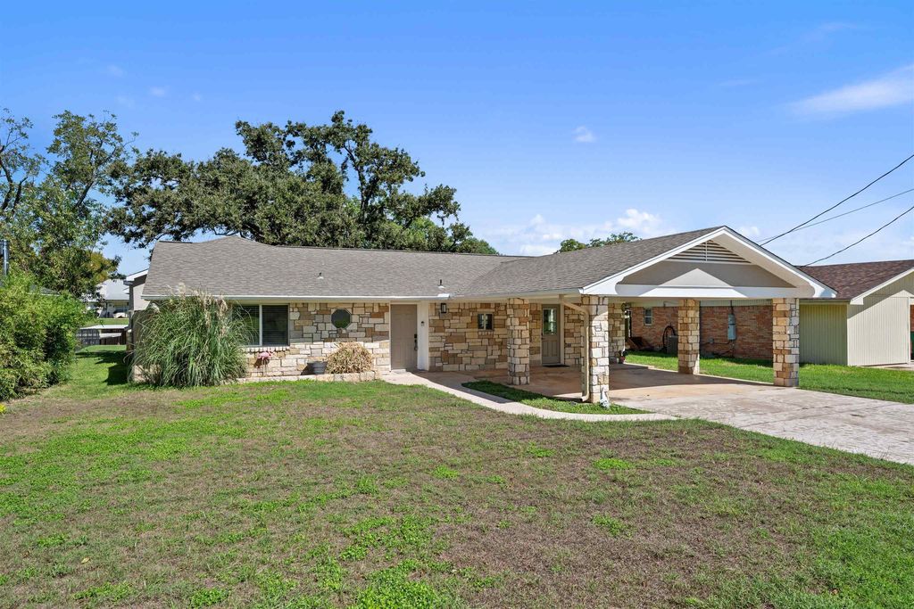 102 Flamingo Circle, Highland Haven