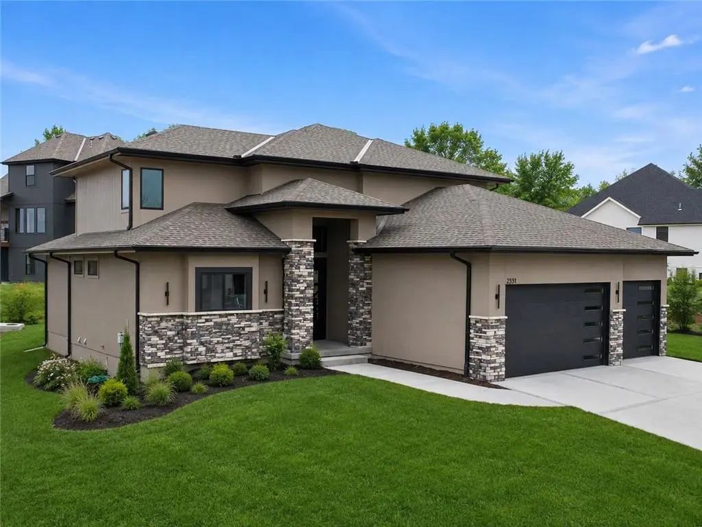 2531 Ne Woodland Oak Circle, Lee's Summit