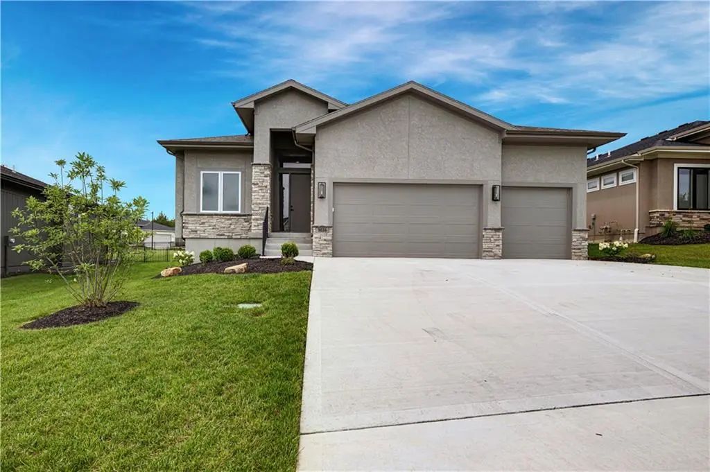 9836 Shady Bend Road, Lenexa