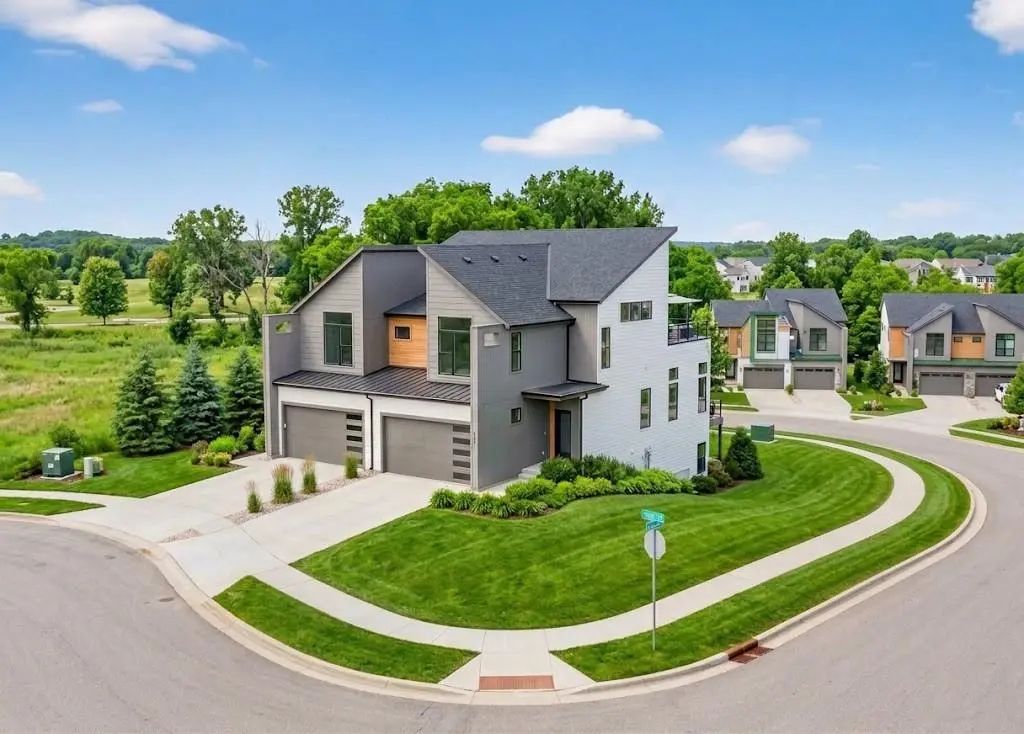 9305 Aminda Street, Lenexa