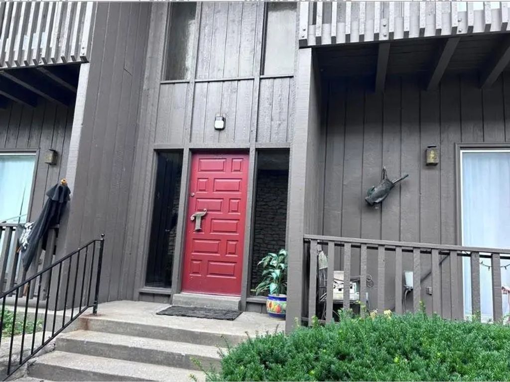 423 W 104th Street C, Kansas City