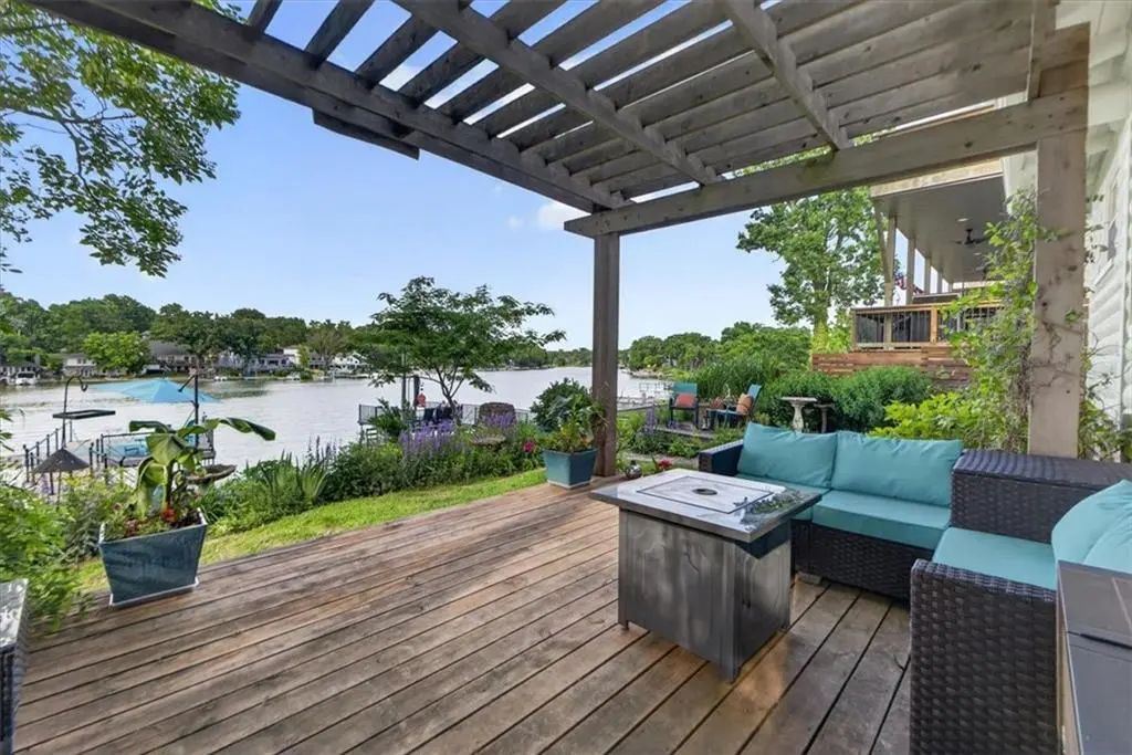 25 Beach Drive, Lake Tapawingo