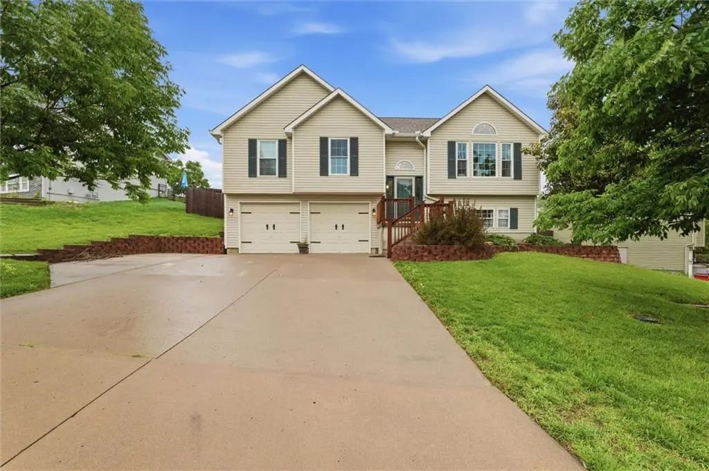 210 E Whispering Hills Boulevard, Lone Jack