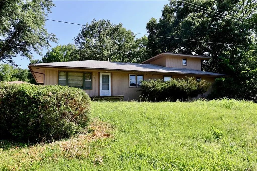 22211 E Blue Mills Road, Independence