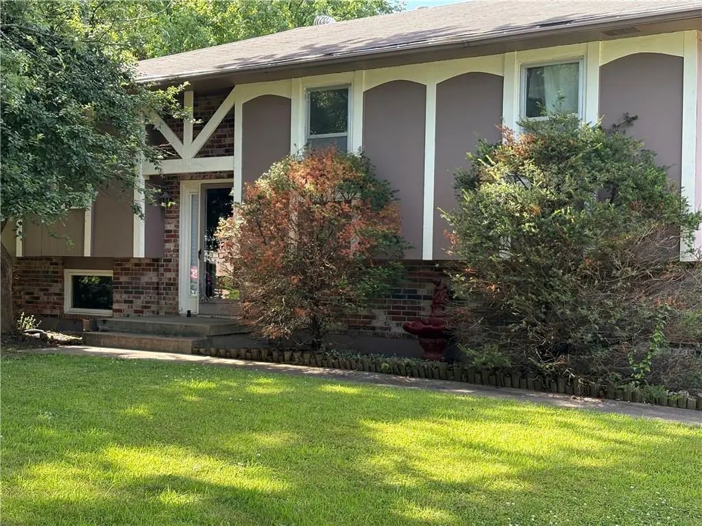 1404 Nw Sandalwood Court, Blue Springs