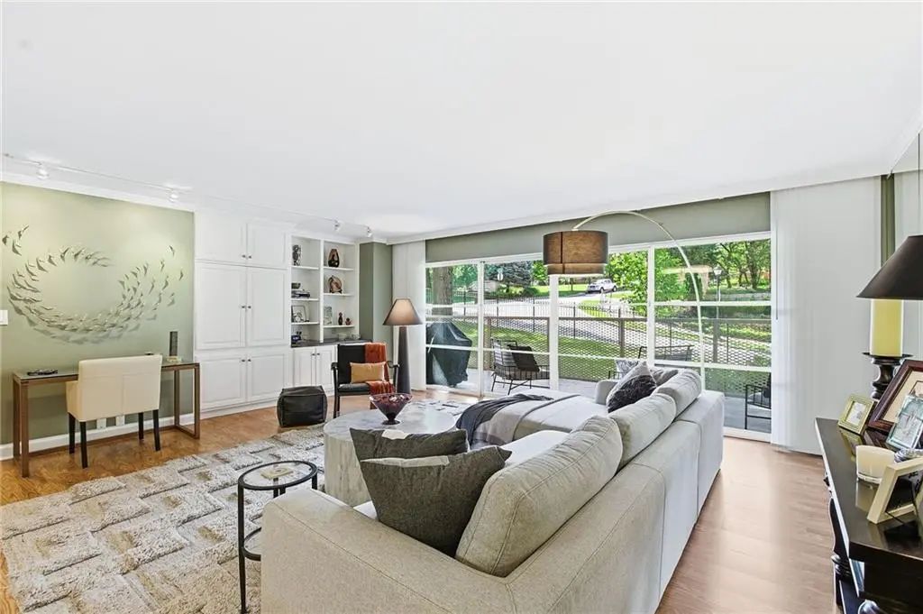 310 W 49th Street 206, Kansas City