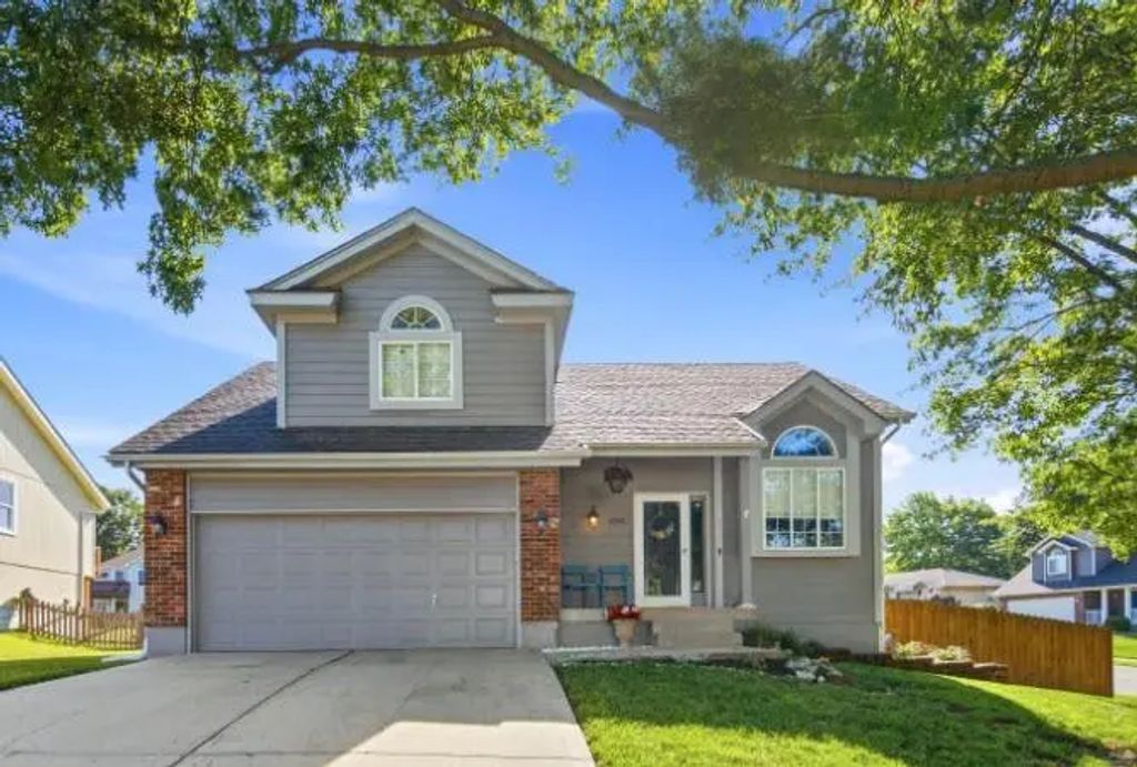 4301 Nw Cortland Drive, Blue Springs