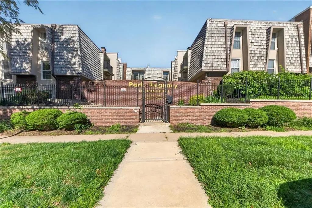 3608 Gillham Road 26, Kansas City