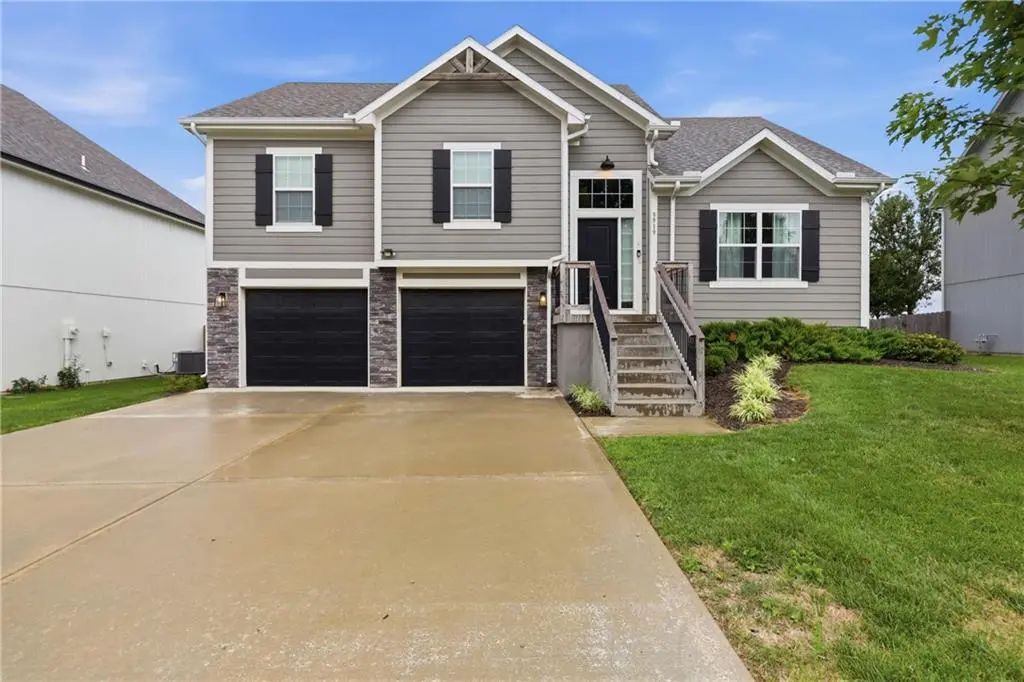 3919 Valley Forge Drive, Blue Springs