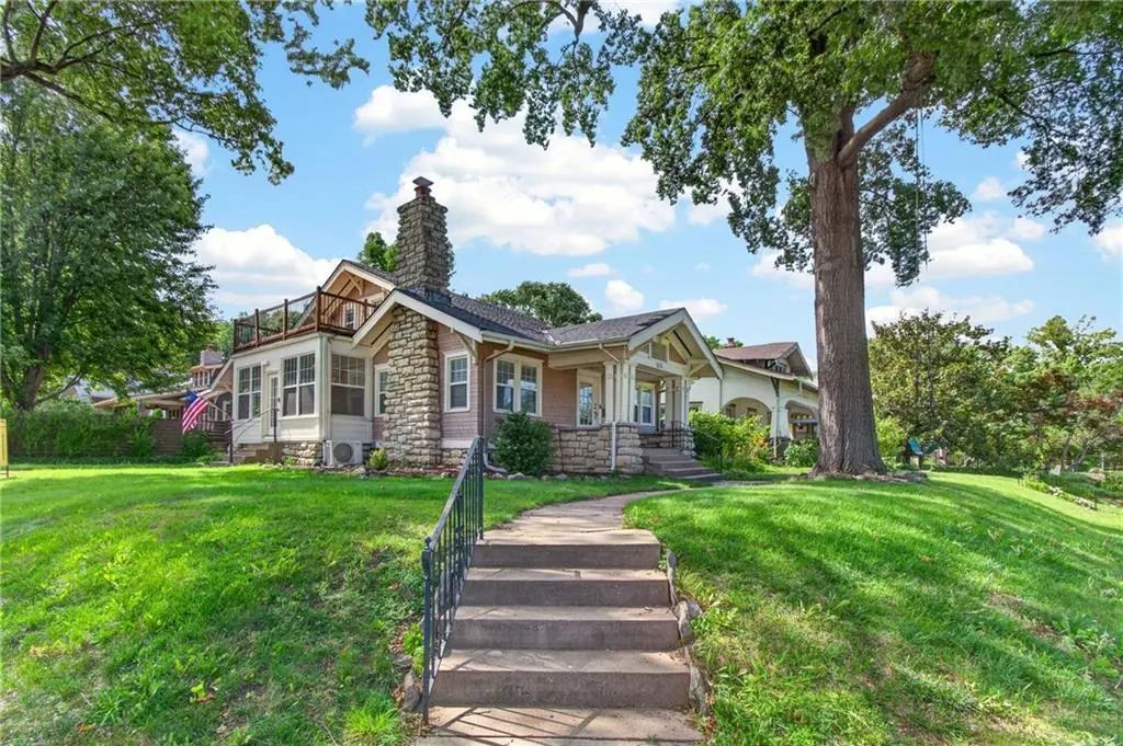 5850 Brookside Boulevard, Kansas City
