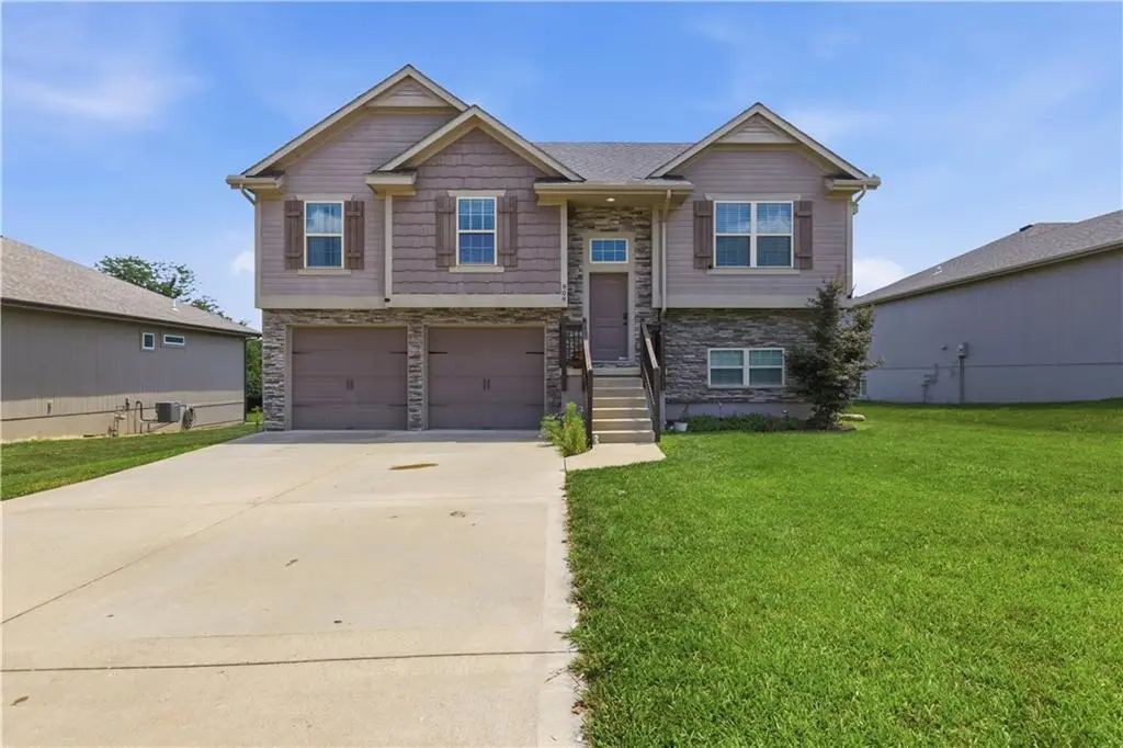 809 N Whispering Hills Drive, Lone Jack